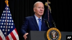 Presiden AS Joe Biden berbicara kepada media di Nantucket, Massachusetts, Minggu, 26 November 2023. 