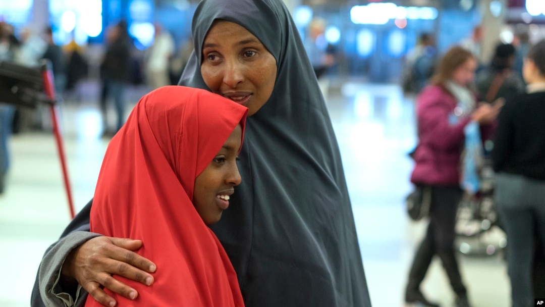 Halima Mohamed abraza a su hija que llegó procedente de Somalia a Nueva York el 8 de marzo, aunque originalmente se le prohibió la entrada a principios del año.