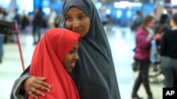 Halima Mohamed abraza a su hija que llegó procedente de Somalia a Nueva York el 8 de marzo, aunque originalmente se le prohibió la entrada a principios del año.