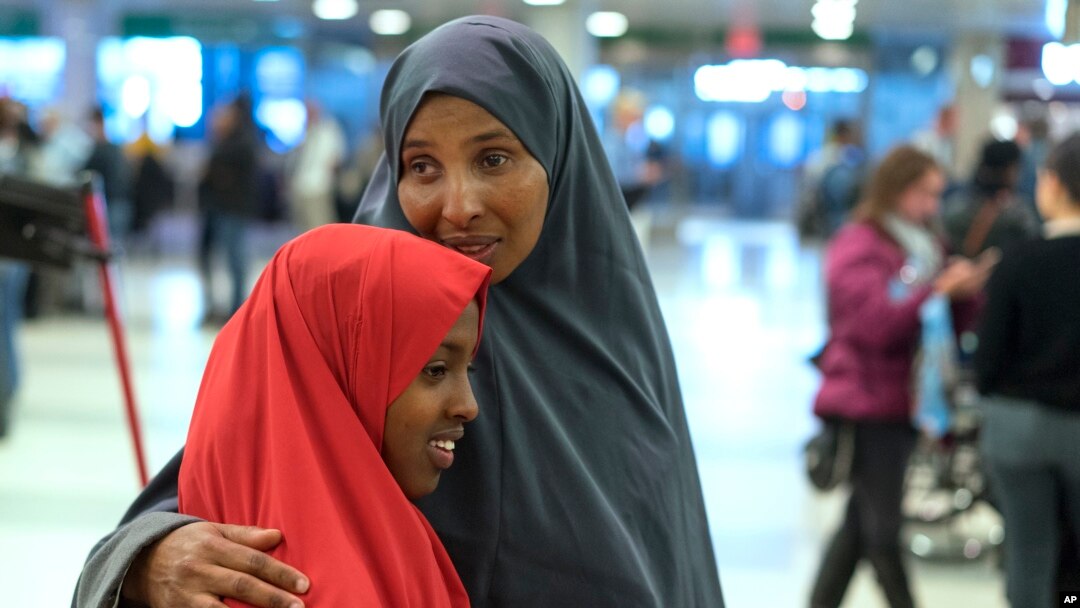 Arhiva - Halima Mohamed grli svoju ćerku u Njujorku, 8. marta 2017. Ona i njen muž, Somalijac koji živi u SAD, očekivali su svoju ćerku da doputuje ranije ove godine, ali je to odloženo zbog bezbednosne provere koja je bila posledica zabrane putovanja izdate 27. januara 2017. (AP Photo/Craig Ruttle)