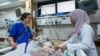 مداوای یک کودک در بیمارستان «شهدای الاقصی» در دیرالبلح، غزه.
