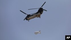 Helikopter Chinook AS terbang di atas Kabul, Afghanistan, 15 Agustus 2021 untuk membantu evakuasi staf Kedutaan Besar AS di Kabul, di tengah pengambil alihan kekuasaan oleh Taliban. 