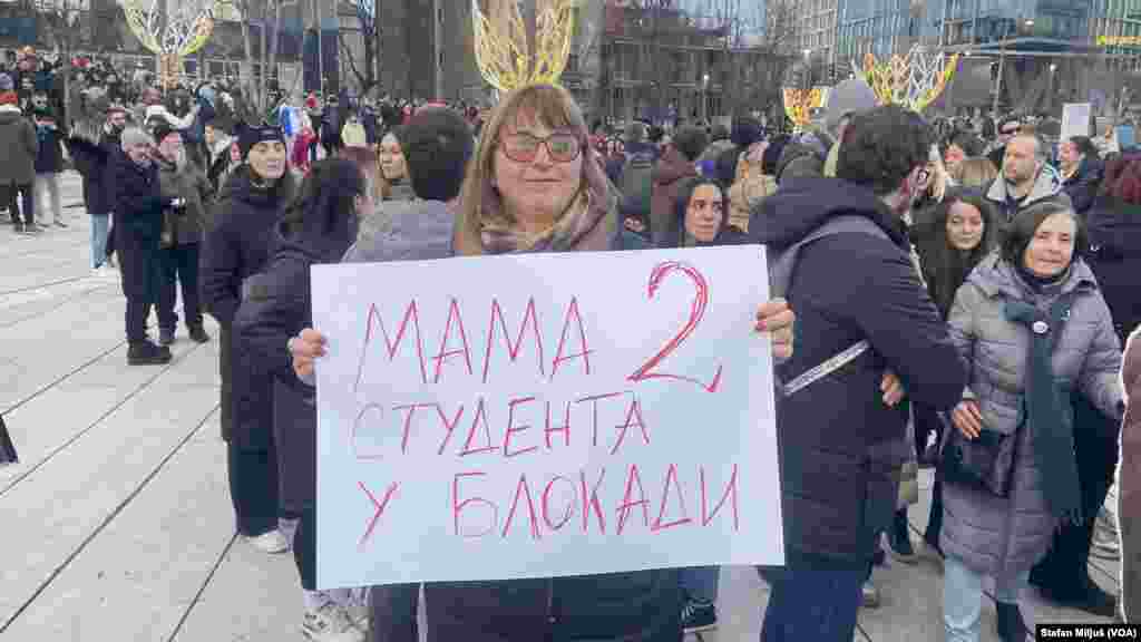 Na beogradskom Trgu Slavija u nedelju 22. decembra održan je veliki antivladin protest studenata i građana koji traže odgovornost za pad nadstrešnice železničke stanice u Novom Sadu 1. novembra i pogibije petnaestoro ljudi (Foto: VOA/Stefan Miljuš)