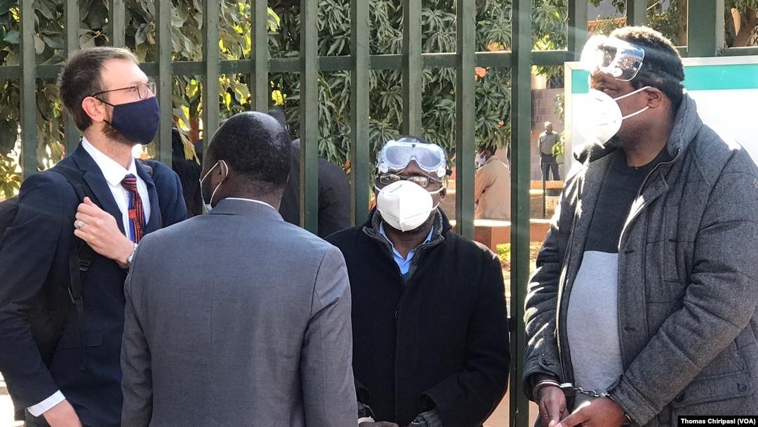 Umumenyeshamakuru Hopewell Chin'ono n'umunyepolitike Jacob Ngarivhume bahagaritswe