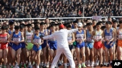 지난 9일 평양에서 열린 국제마라톤 대회에 참가한 선수들이 출발선에서 대기하고 있다.