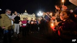 Njerëzit duke u lutur për vogëlushin Alfie në Sheshin e Shën Pjetrit, në Vatikan