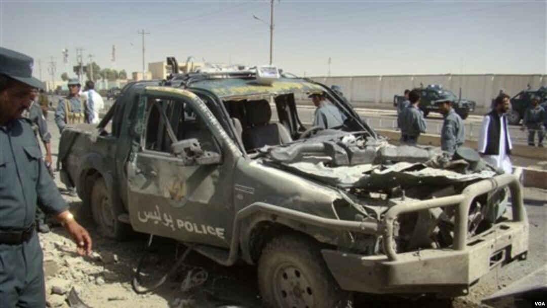 Polisi Afghanistan memeriksa lokasi serangan bunuh diri di Lashkar Gah, provinsi Helmand (27/9). PBB melaporkan insiden kekerasan di Afghanistan meningkat 40 persen.