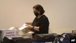 Una trabajadora electoral cuenta votos en la Oficina de Registradores del condado de Maricopa, en Phoenix, Arizona, el 5 de noviembre de 2020.