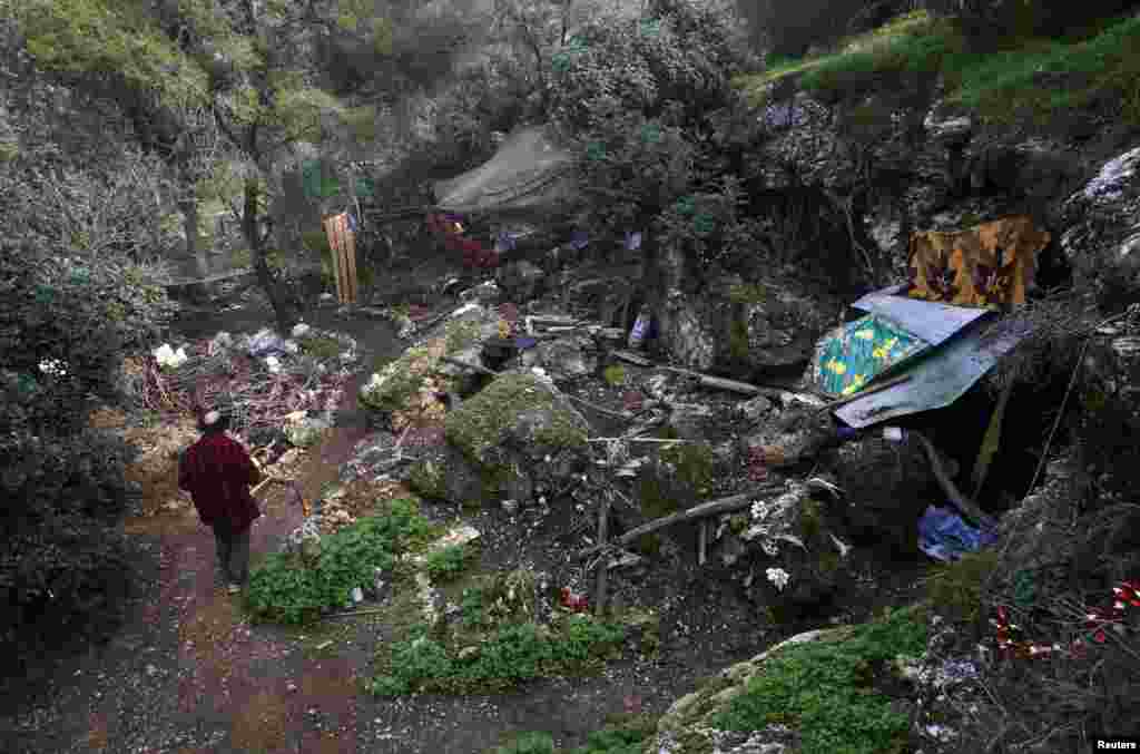 چار سال قبل یونان میں قرضوں کے بحران کے باعث لاکھوں لوگ اپنی نوکریوں سے ہاتھ دھو بیٹھے اور نہ صرف بے روزگاری بلکہ بے گھر افراد کی تعداد میں بھی قابل ذکر اضافہ ہوا۔