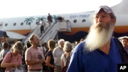 Ned Powell, de Madison (Wisconsin), llega con una delegación de "Pastores por la Paz" al aeropuerto José Martí de La Habana, Cuba, llevando 80 toneladas de ayuda Humanitaria para la isla.