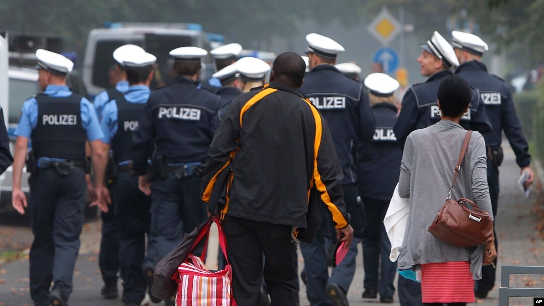 Pihak berwenang di Frankfurt mengevakuasi 60.000 warga dalam operasi untuk menjinakkan bom Inggris dari era Perang Dunia II seberat 1,8 ton di pusat kota Frankfurt, Jerman hari Minggu (3/9). 