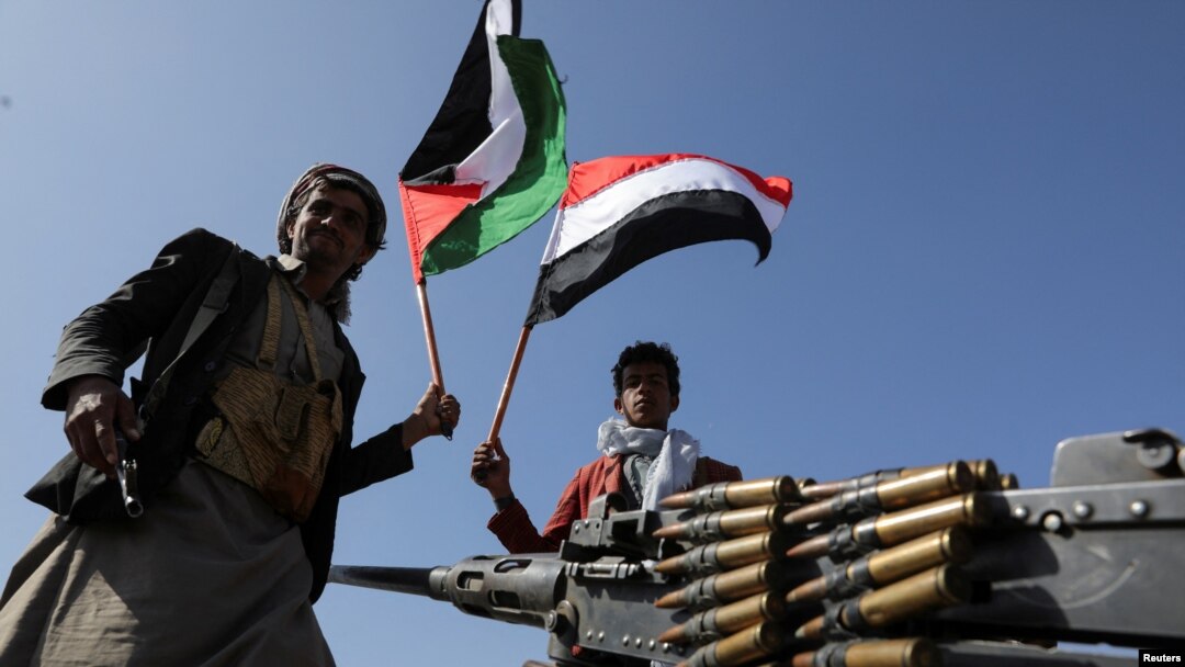 Anggota pasukan Houthi memamerkan senjata dalam parade menentang serangan AS dan Inggris terhadap kelompok tersebut. Parade berlangsung di Sanaa, Yaman, pada 4 Februari 2024. (Foto: Reuters/Khaled Abdullah)