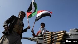 Anggota pasukan Houthi memamerkan senjata dalam parade menentang serangan AS dan Inggris terhadap kelompok tersebut. Parade berlangsung di Sanaa, Yaman, pada 4 Februari 2024. (Foto: Reuters/Khaled Abdullah)