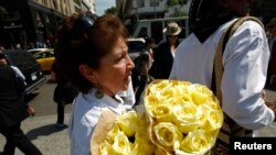 一名婦女在悼念加西亞