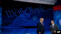 Presiden Donald Trump berbincang dengan pembaca berita ABC News, George Stephanopoulos, dalam pertemuan di National Constitution Center, di Philadelphia, 15 Desember 2020. (Foto: Evan Vucci/AP Photo)