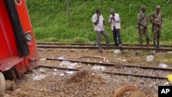 Des soldats Cameroun assurent la sécurité à proximité des pièces de train d'un train déraillé à Eseka, Cameroun, 22 octobre 2016. 