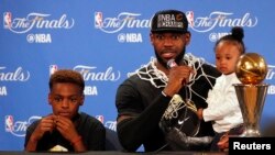 Pemain Cleveland Cavaliers LeBron James berbicara kepada media didampingi putranya Lebron James Jr. dan putrinya Zhuri James (19/6), di Oakland, California.