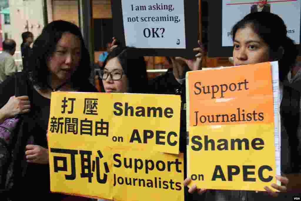 港新闻从业者抗议印尼菲律宾阻挠记者正常采访(美国之音海彦拍摄)