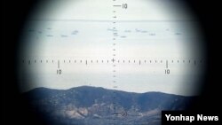 북한 어선들이 12일 한때 서해 연평도 인근 북방한계선(NLL)에서 2마일(3.2㎞) 가량을 남하해 조업하다가 출동한 한국 해군 고속정에 의해 북측해역으로 되돌아갔다. 사진은 지난 7일 북한 어선들이 연평도 근해에서 꽃게잡이를 하는 모습.