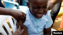 Un enfant Congolais se fait vacciner en urgence contre la fièvre jaune dans le district de Kisenso, en RDC, le 20 juillet 2016.