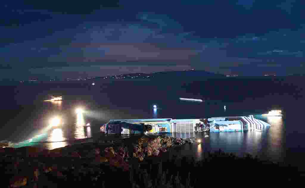 Misi penyelamatan dihentikan pertengahan sore hari Senin setelah kapal bergeser beberapa inchi di dalam laut. Pergeseran yang signifikan dapat menyebabkan kebocoran bahan bakar dari kapal ini (AP).