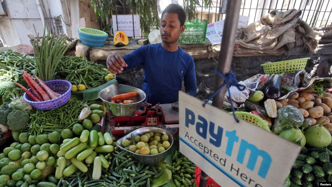 Pedagang kecil di Mumbai, India pun memanfaatkan era digital dengan menerima pembayaran lewat kartu (foto: dok). 