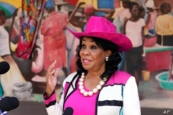 La congresista Frederica Wilson habla afuera del Centro Cultural Little Haiti, 25 de mayo de 2021, en Miami.