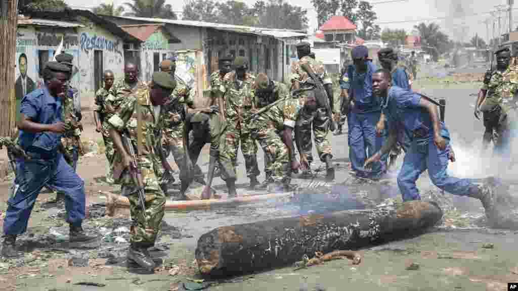 Abapolisi n’abasirikare bariko barakuraho ivyazibiye amabarabara vyashizweho n’abari mu myiyerekano y’ukwiyamiriza Reta muri Kimone ya Cibitoke ku murwa mukuru w’Uburundi, Bujumbura, ku musi wa mbere, italiki 25 z’ukwezi kwa gatanu, umwaka w’2015.