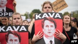 Para perempuan AS menolak nominasi Brett Kavanaugh sebagai Hakim Agung AS, dalam aksi protes di Gedung Capitol, Washington DC, 6 Oktober 2018 lalu (foto: ilustrasi). 