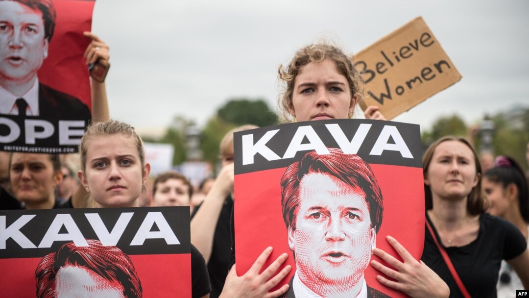 Para perempuan memprotes penunjukkan Brett Kavanaugh sebagai Hakim Agung AS, di Gedung Capitol, Washington DC, 6 Oktober 2018.
