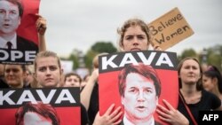 Para perempuan memprotes penunjukkan Brett Kavanaugh sebagai Hakim Agung AS, di Gedung Capitol, Washington DC, 6 Oktober 2018.