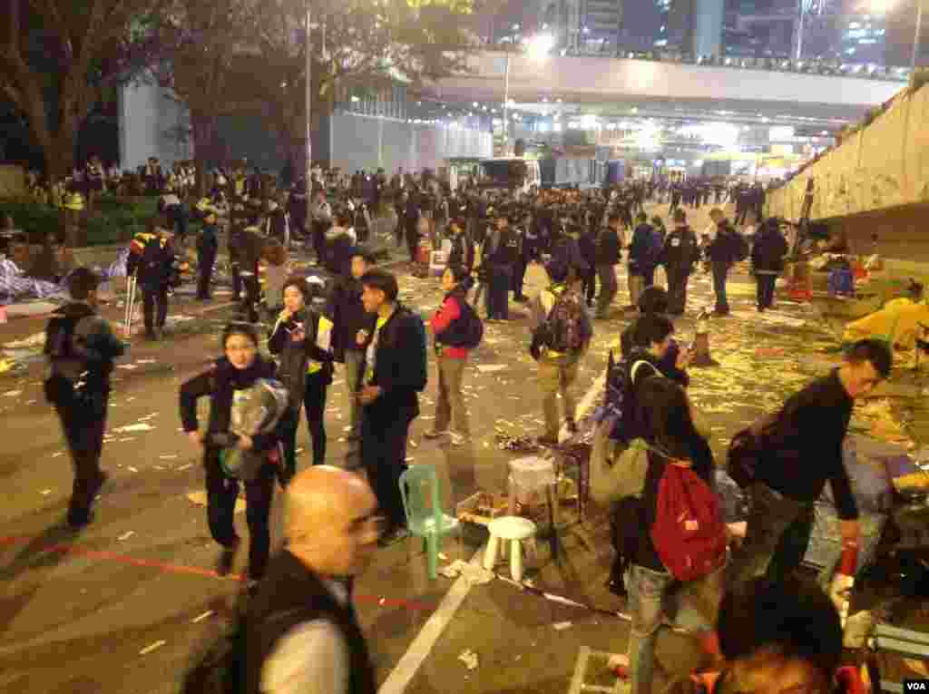 香港警方12月11日全面清场金钟占领区（美国之音海彦拍摄）