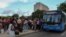 Lugareños se alinean para abordar un autobús de servicio público en La Habana, Cuba. La nación isleña enfrenta una escasez de combustible diesel, que el gobierno atribuye a las sanciones de EE.UU.