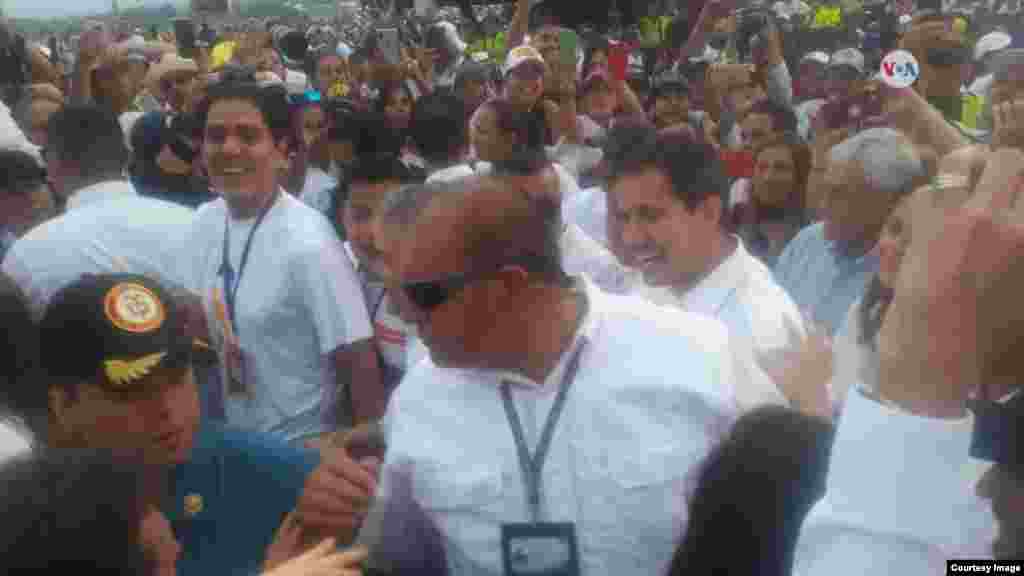 El presidente encargado de Venezuela, Juan Guaidó, llegó sorpresivamente al concierto en Cúcuta, Colombia, apoyando al pueblo venezolano y la entrada de la ayuda humanitaria.&nbsp;