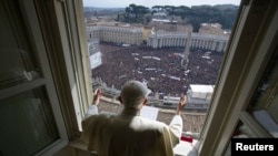 Paus Benediktus XVI memimpin doa Angelus terakhir sebelum mundur dari jendela apartemennya di alun-alun Santo Petrus di Vatikan. (Reuters/Osservatore Romano)