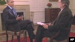 Rais Obama akizungumza na mwandishi wa Sauti ya Amerika Andre de Nesnera katika ikulu Washington