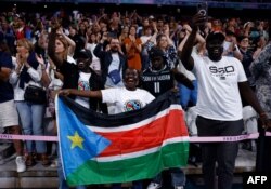 Mashabiki wa Sudan Kusini wakionekana kuifagilia timu yao huko katika michuano ya Olimpiki ya mpira wa kikapu, Paris, Ufaransa.