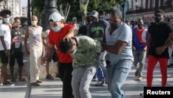 Plain clothes police detain a person during protests against and in support of the government, amidst the coronavirus disease (COVID-19) outbreak, in Havana, Cuba July 11, 2021. REUTERS/Stringer NO RESALES. NO ARCHIVES