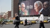 Sejumlah warga Iran tampak berjalan melewati papan iklan yang berisi pesan anti-AS dan Israel di Teheran, Iran, pada 27 Oktoberfest 2024. (Foto: Majid Asgaripour/WANA (West Asia News Agency) via Reuters)