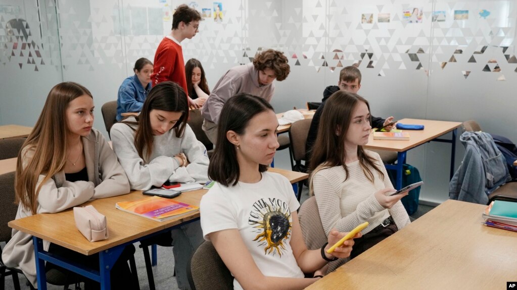 Українські школярі, що знайшли притулок від війни у Польщі, готуються до іспитів, Варшава, 7 червня 2023. AP Photo/Czarek Sokolowski