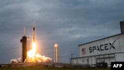 Roket SpaceX Falcon 9 dengan kapsul Crew Dragon diluncurkan dari pad LC-39A selama Axiom Mission Three (Ax-3) di Kennedy Space Center, di Cape Canaveral, Florida, pada 18 Januari 2024. (Foto: AFP)