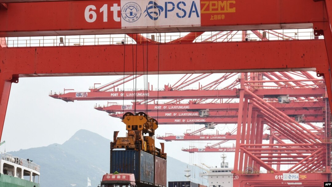 2021年9月7日，一台起重機在中國江蘇省連雲港市的港口將集裝箱裝載到卡車上。 （法新社照片）