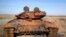 <p>Російський танк T-72 поблизу селища Старобешіве.</p>
