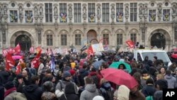 Protesti ispred gradske skupštine Pariza, 14. aprila 2023. (Foto: AP/Lewis Joly)