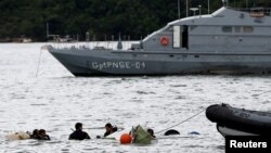 Rescue teams work at wreckage from a plane which crashed with Brazilian Supreme Court Justice Teori Zavascki, who was overseeing a graft investigation into scores of powerful politicians, in Paraty, Rio de Janeiro state, Brazil, Jan. 20, 2017. 