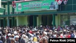 Massa 2019 Ganti Presiden terdesak sampai halaman Masjid kemayoran Surabaya%2c sebelum akhirnya dibubarkan pengurus masjid dan polisi.