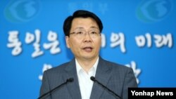 김형석 한국 통일부 대변인이 지난 7일 개성공단 실무회담 재개에 관한 긴급기자회견을 갖고 있다.