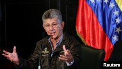 Henry Ramos Allup, presidente de la Asamblea Nacional de Venezuela, dice que el gobierno lo quiere encarcelar.