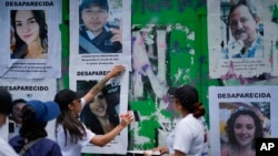 Familiares de desaparecidos en diferentes circunstancias y momentos en México participan de una protesta exigiendo acciones del Gobierno para conocer del paradero de sus seres queridos, en Ciuda de México el 30 de agosto de 2024.