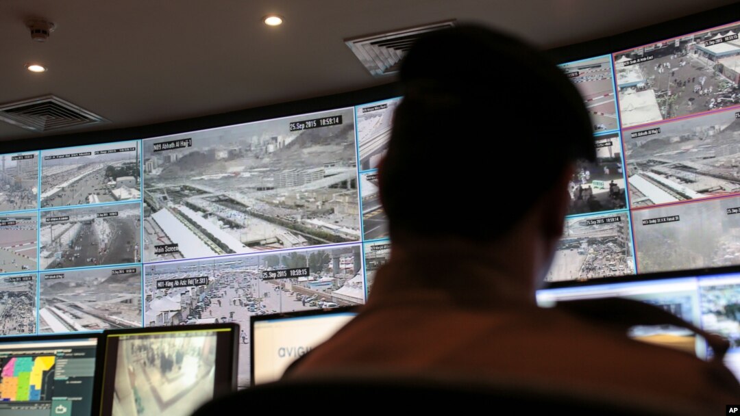Petugas keamanan memantau jemaah haji dari layar CCTV di pusat komando keamanan di Mina, Arab Saudi (25/9). (AP/Mosa'ab Elshamy)